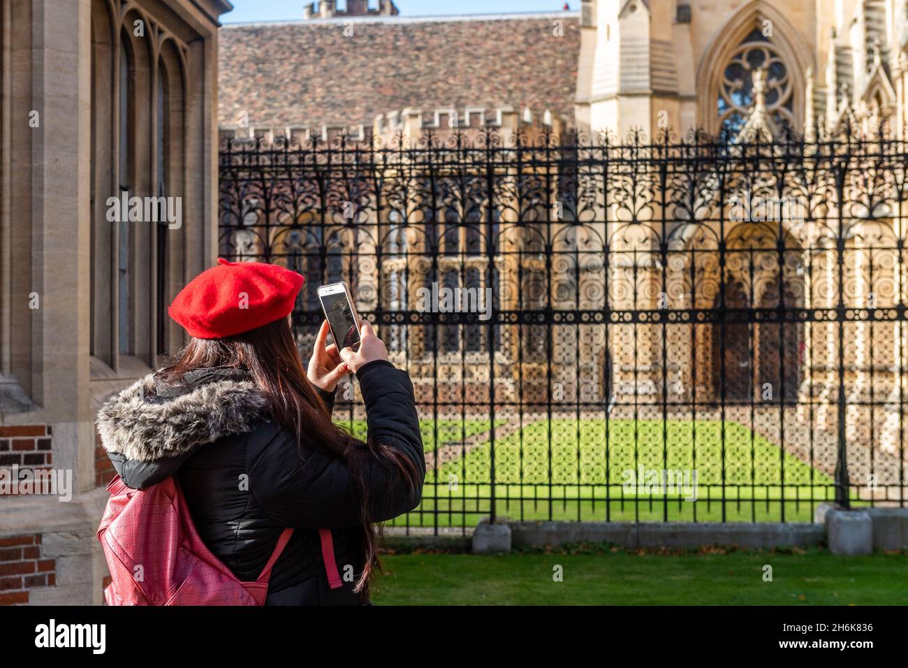 Tourist fotografiert eine Hochschule in Cambridge, Großbritannien. Stockfoto