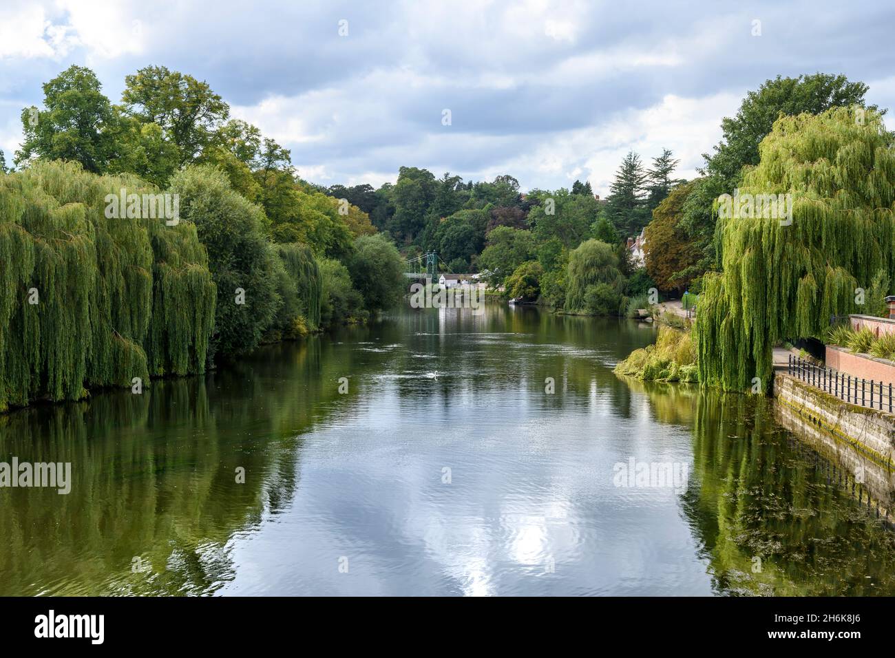 Die Stadt Shrewsbury ist vom schönen Fluss Severn umgeben. Die Port Hill Suspension Bridge ist in der Ferne zu sehen. Aufnahme von der Welsh Bridge. Stockfoto