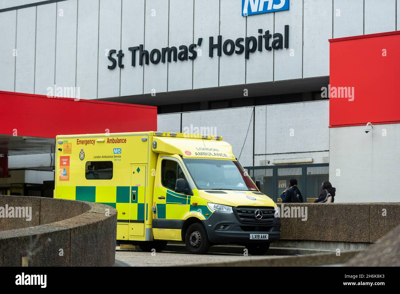 London, Großbritannien. 16. November 2021. Ein Krankenwagen vor der Notaufnahme des St. Thomas’ Hospital in Westminster. Die britische Regierung hat angegeben, dass drei Impfungen (2 Impfungen plus Booster) eine vollständige Impfung darstellen werden. Englands Chief Medical Officer, Chris Whitty, sagte, dass sich über Teilen Europas „Sturmwolken“ sammeln und warnte davor, dass es große Bedenken hinsichtlich der Impfraten unter Schwangeren gebe, da 98 % der schwer kranken Schwangeren im Krankenhaus nicht geimpft worden seien. Kredit: Stephen Chung / Alamy Live Nachrichten Stockfoto