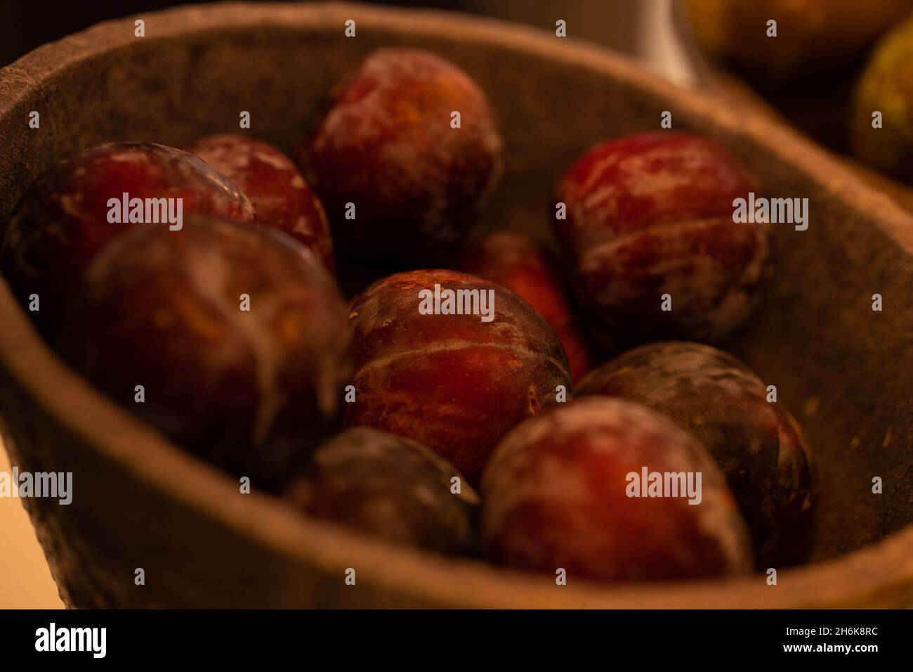 Köstliche natürliche frische Pflaumen in ökologischer Schüssel Stockfoto