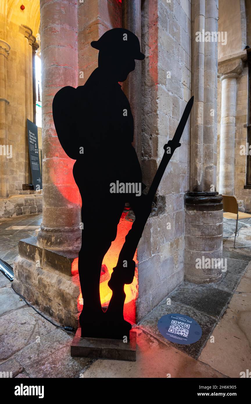 3D lebensgroße Soldatenstatue zur Erinnerung an Kriegssoldaten in der Chichester Cathedral, Großbritannien. Mit Dank an den Dekan und das Kapitel der Chichester Kathedrale. Stockfoto