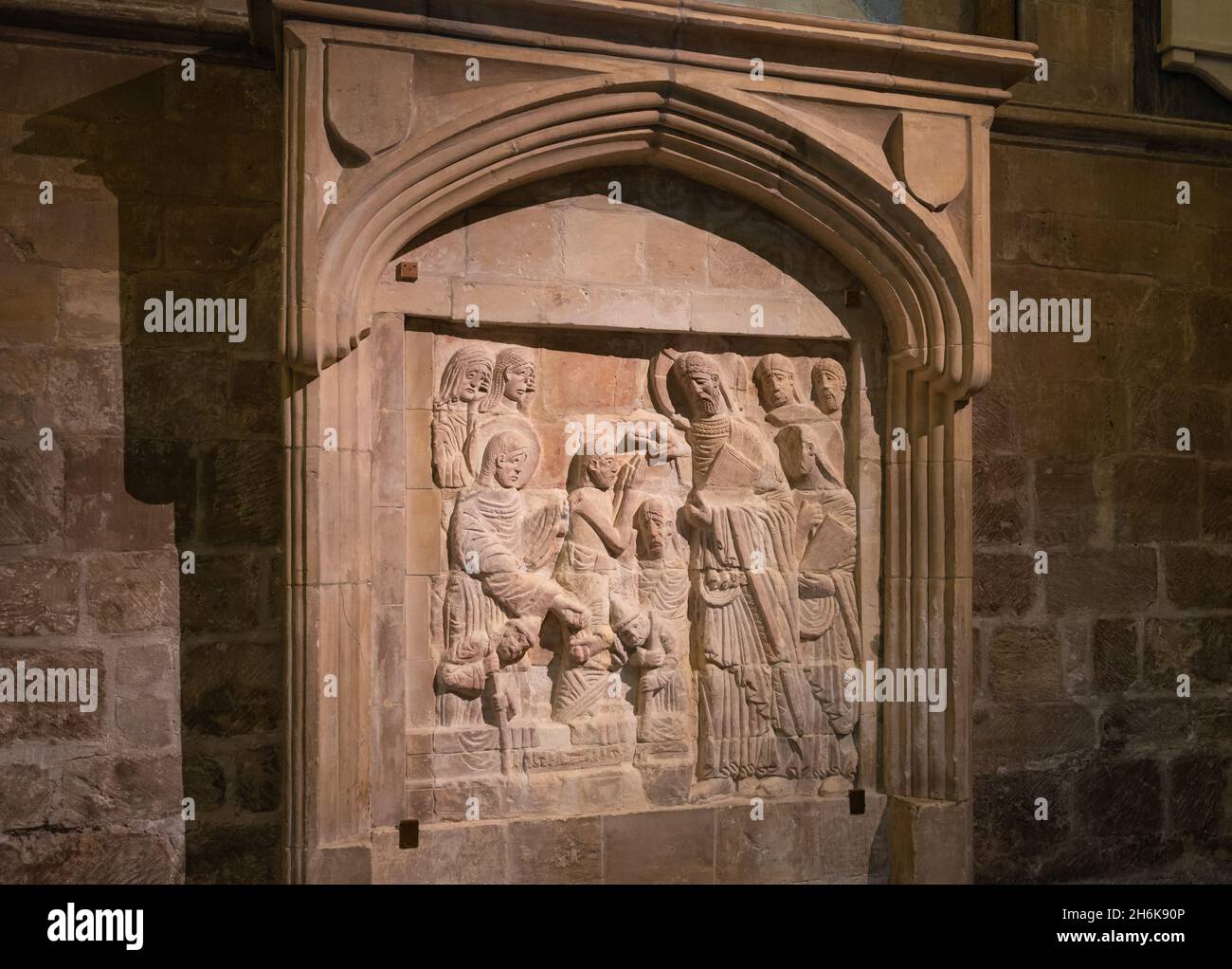 Die Aufzucht der alten Lazarus Steinschnitzerei in der Chichester Kathedrale in Chichester, Großbritannien. Mit Dank an den Dekan und das Kapitel der Chichester Kathedrale. Stockfoto