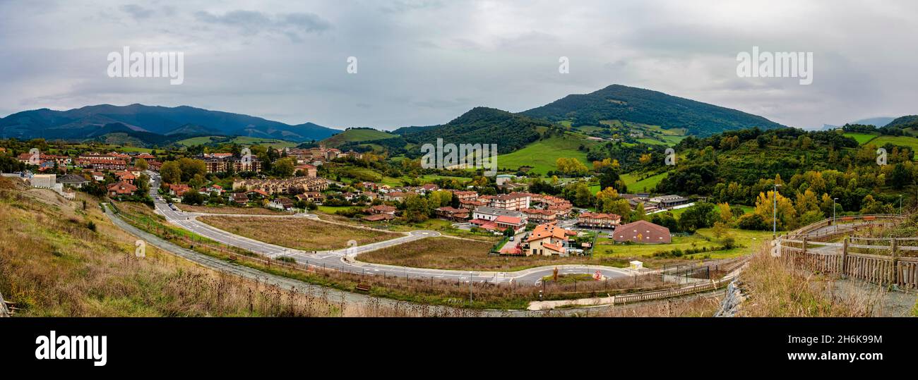 Artziniega Panoramablick von oben Stockfoto