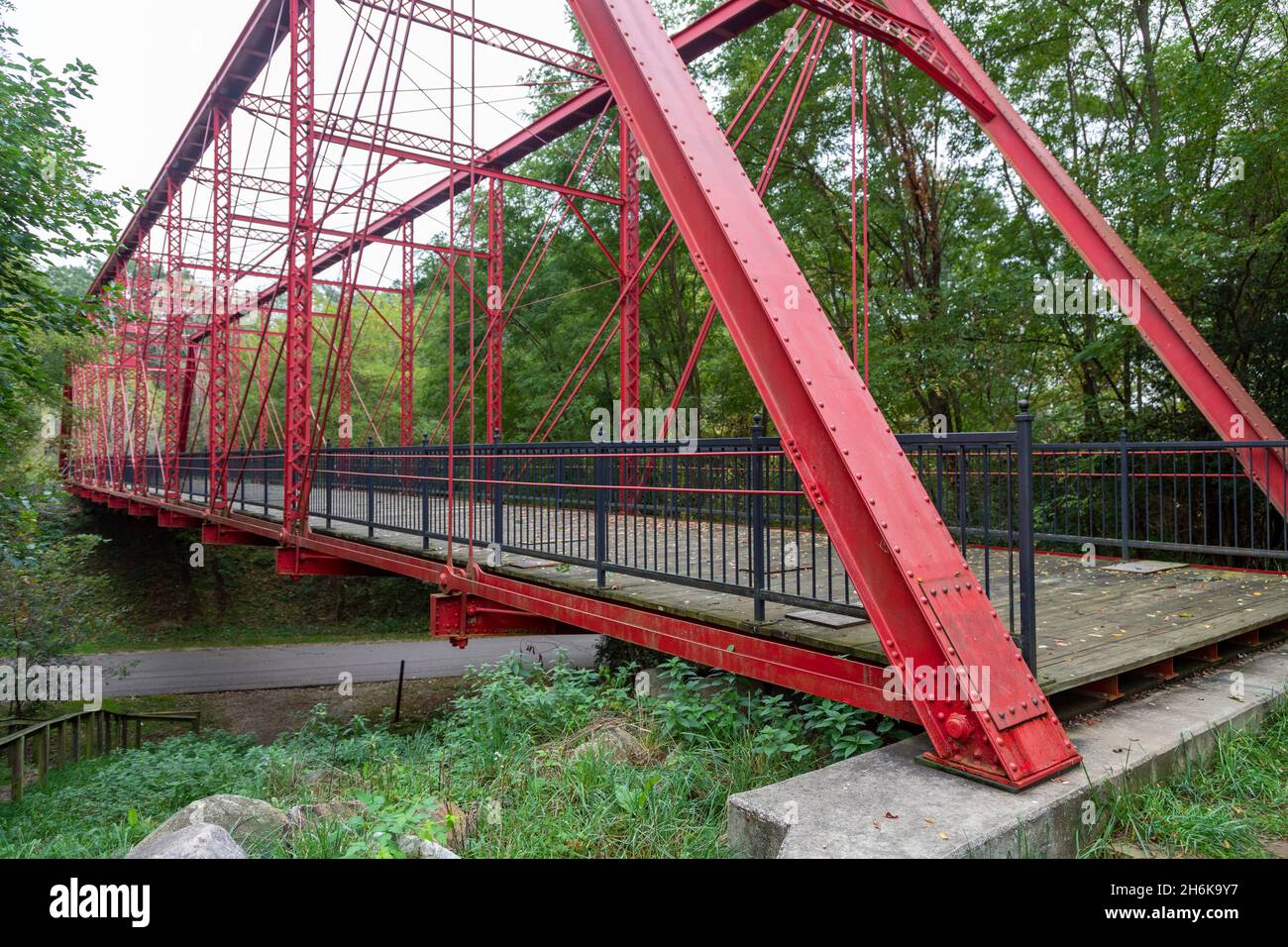 Battle Creek, Michigan - die Charlotte Highway Bridge, ursprünglich 1886 von Buckeye Bridge Works erbaut, im Historic Bridge Park. The Calhoun County p Stockfoto