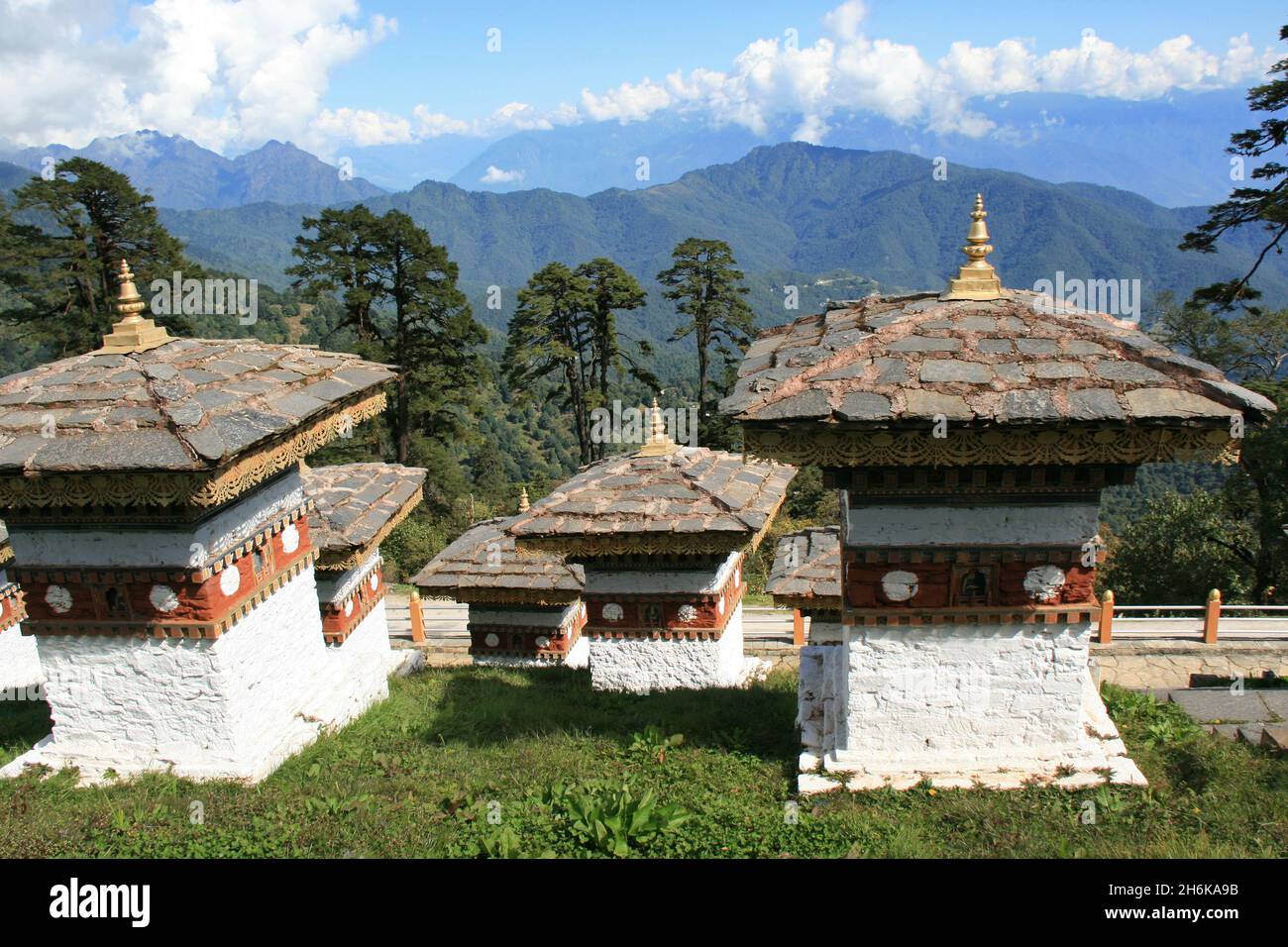 buddhistischer Tempel (druk wangyal chortens) am dochula-Pass in bhutan Stockfoto