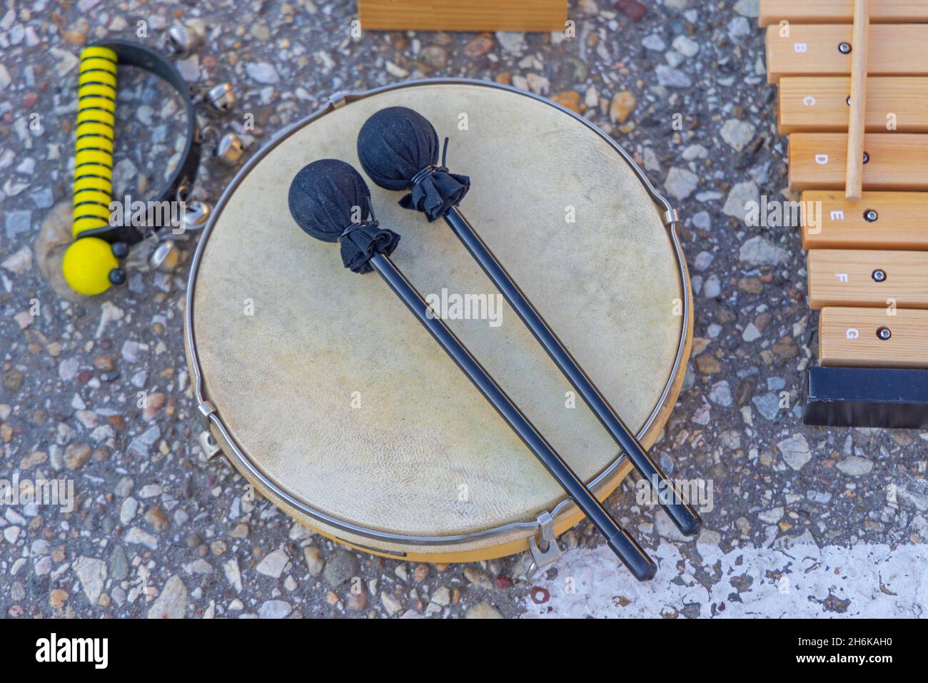 Paukenschlägel Trommel Musikinstrumente auf dem Flohmarkt Stockfoto
