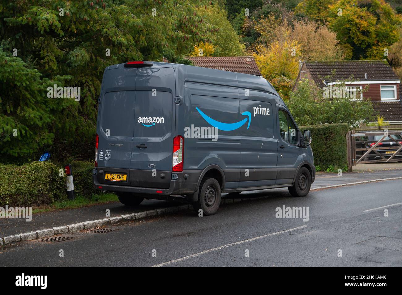Marlow Bottom, Buckinghamshire, Großbritannien. Oktober 2021. Ein Lieferfahrer, der Amazon Prime-Pakete ausliefert. Der Mangel an Lieferkräften scheint sich nach dem Brexit fortzusetzen, da viele osteuropäische Arbeitnehmer das Vereinigte Königreich verlassen und in ihre Heimat zurückgekehrt sind. Quelle: Maureen McLean/Alamy Stockfoto