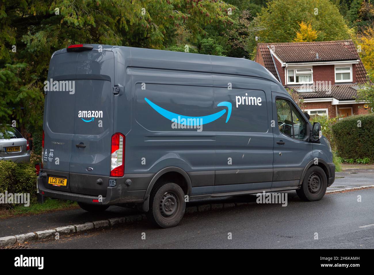 Marlow Bottom, Buckinghamshire, Großbritannien. Oktober 2021. Ein Lieferfahrer, der Amazon Prime-Pakete ausliefert. Der Mangel an Lieferkräften scheint sich nach dem Brexit fortzusetzen, da viele osteuropäische Arbeitnehmer das Vereinigte Königreich verlassen und in ihre Heimat zurückgekehrt sind. Quelle: Maureen McLean/Alamy Stockfoto