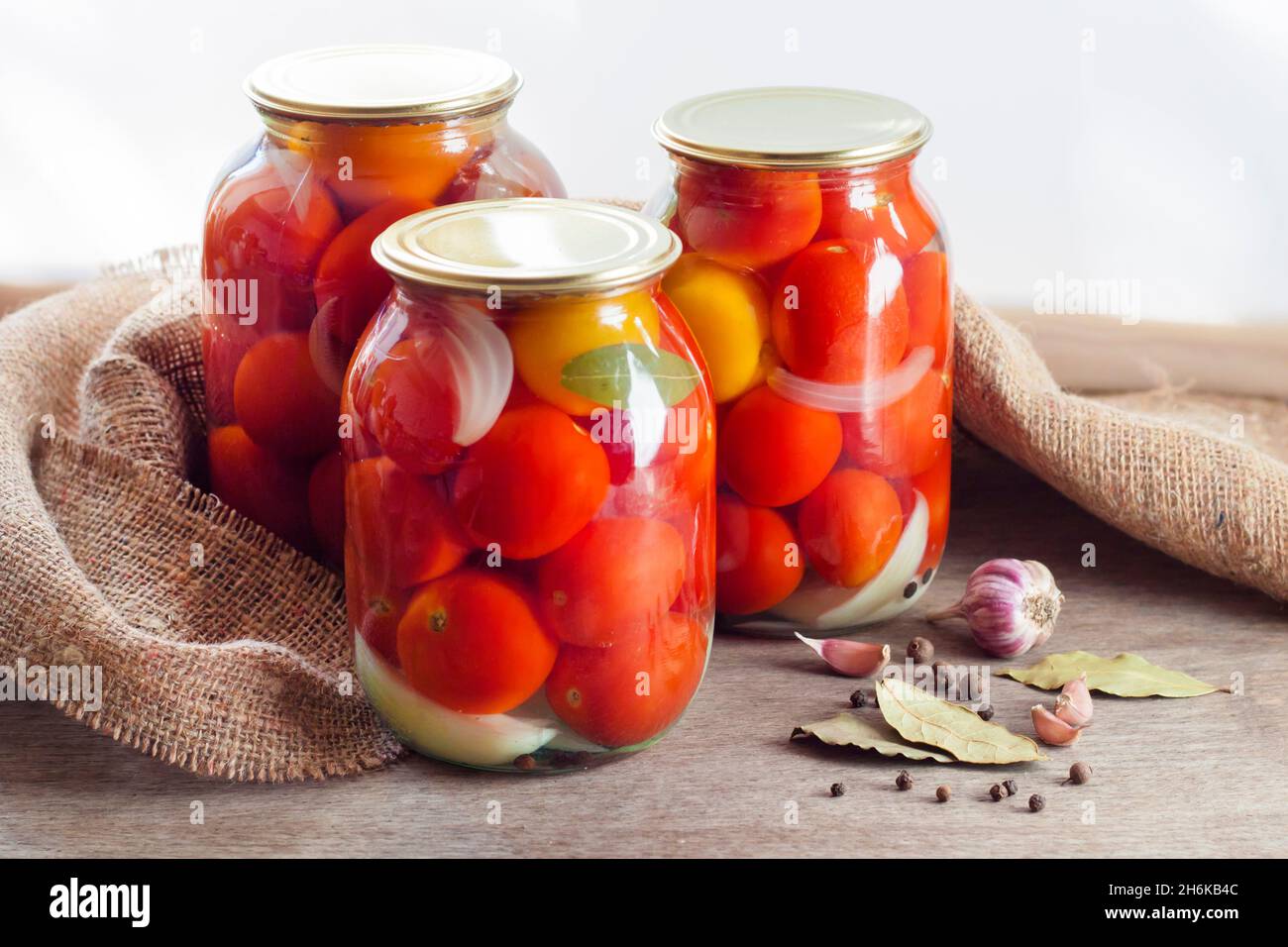 Glasgefäße mit hausgemachten Tomaten, versiegelt mit Metalldeckel Stockfoto