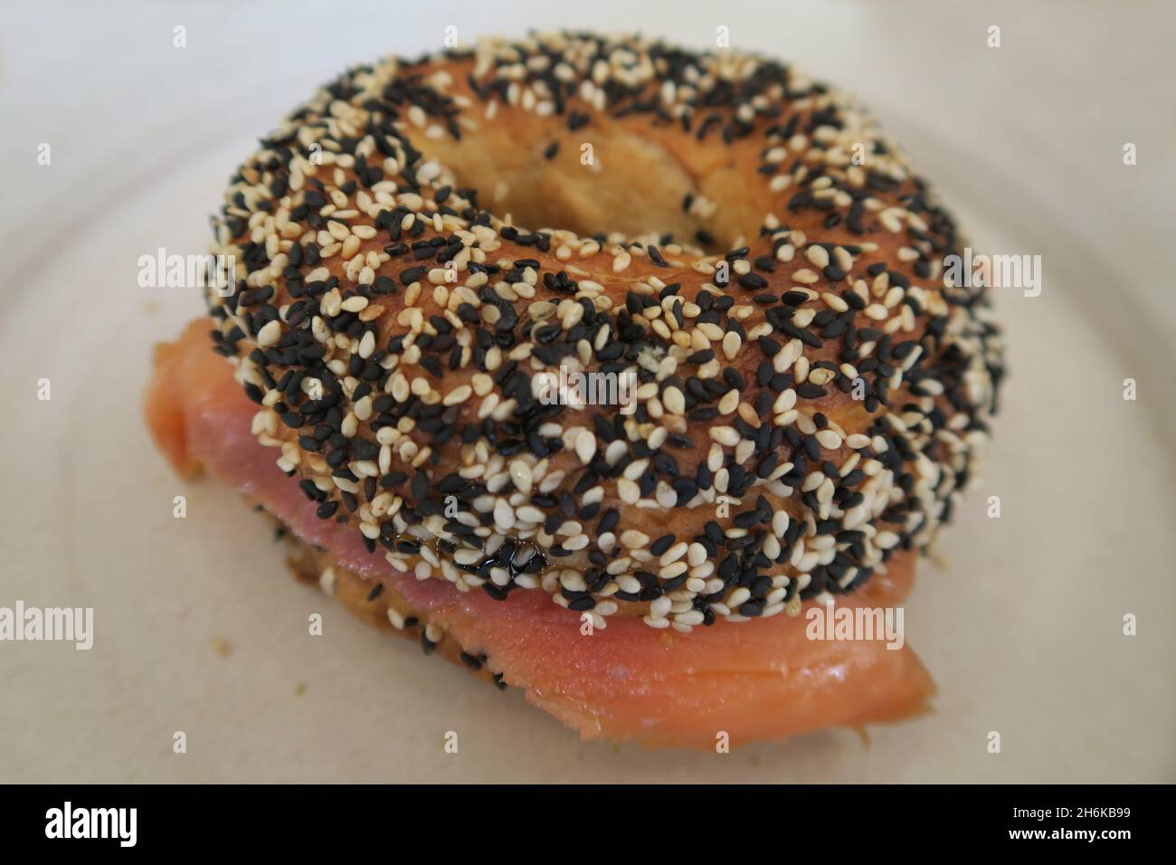 Sesambagel mit geräucherter Lachsfüllung Stockfoto