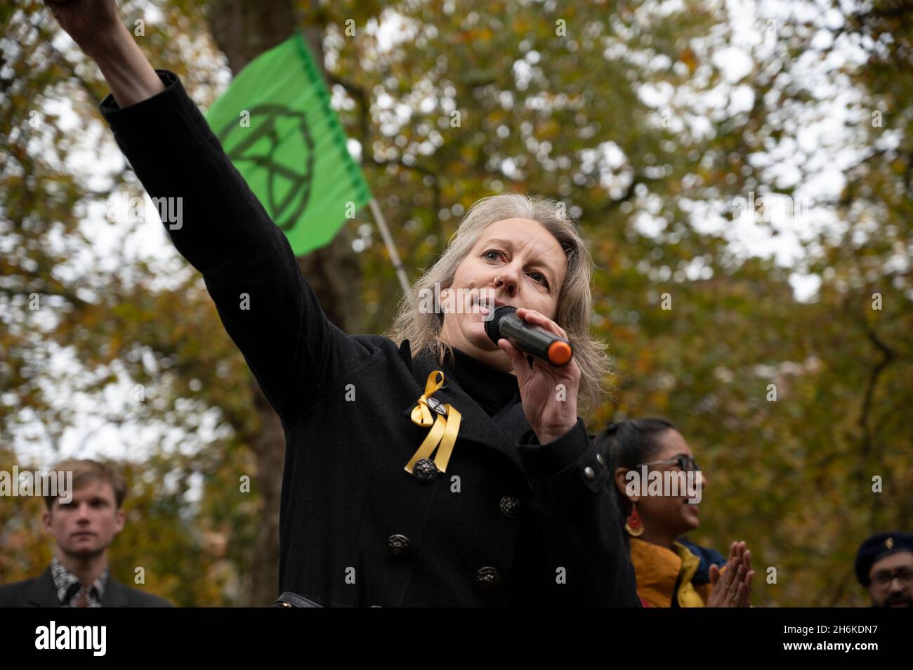 London. Lincoln's Inn Fields. Die Extinction Rebellion markiert das Ende der COP 26. Extinction Rebellion Mitbegründer Dr. Gail Bradbrook spricht. Stockfoto