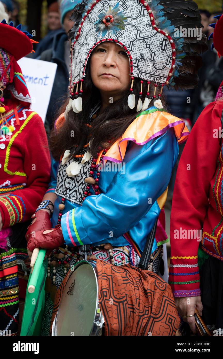 London. Lincoln's Inn Fields. Die Extinction Rebellion markiert das Ende der COP 26. Unbarmherbe peruanische Frau aus den Shipibo-Menschen, die im Amazonas r leben Stockfoto