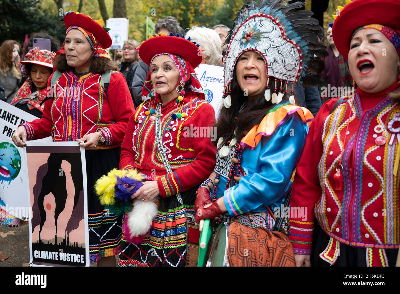 London. Lincoln's Inn Fields. Die Extinction Rebellion markiert das Ende der COP 26. Verdrossliche peruanische Frauen fordern Klimagerechtigkeit Stockfoto