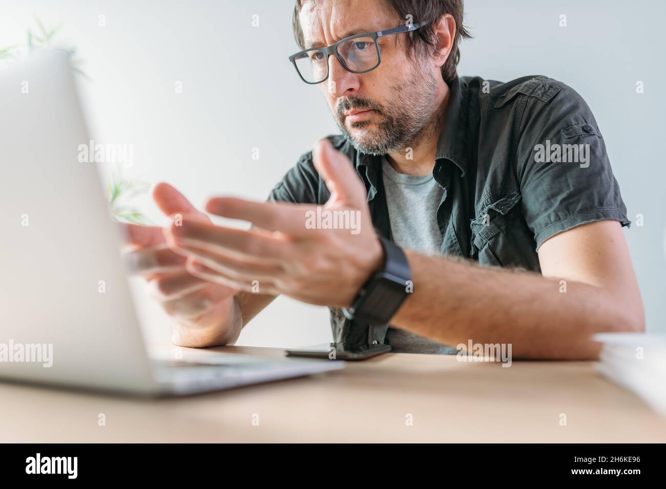 Freiberuflicher Mitarbeiter während einer Videokonferenz auf einem Laptop im Heimbüro, selektiver Fokus Stockfoto