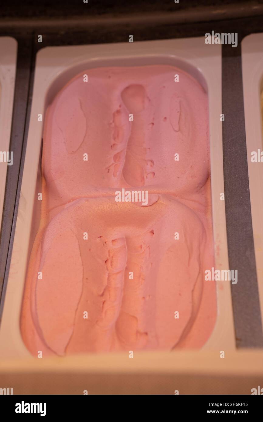 Natürliches Erdbeereis auf einem Tablett Stockfoto