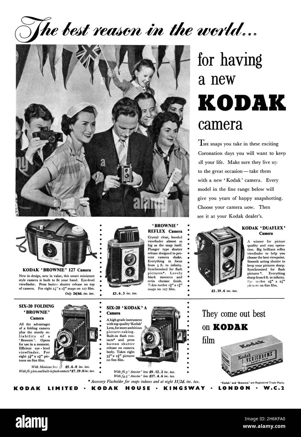 Ein Werbespot von 1950s für Kodak Kameras. Die Anzeige erschien in einer Zeitschrift, die im Mai 1953 in Großbritannien veröffentlicht wurde. Die Fotos zeigen die verschiedenen Kameras der Serie, darunter die berühmten Brownie-Modelle, sowie ihren Verichrome-Film. Das Hauptfoto hat Flaggen und war die Krönung von Königin Elizabeth II. Am 2nd. Juni dieses Jahres – Vintage 1950s Grafiken nur für redaktionelle Verwendung. Stockfoto
