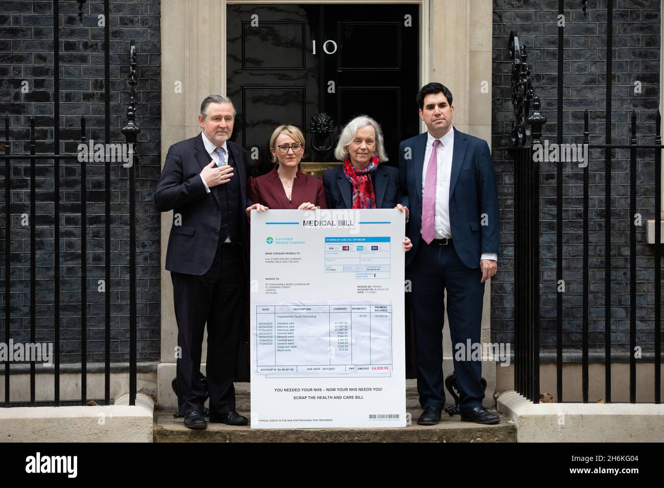 London, England, Großbritannien. November 2021. Die Labour-Abgeordneten BARRY GARDINER, REBECCA LONG BAILEY, MARGARET GREENWOOD und RICHARD BURGON überreichen ein ärztliches Gesetz, das die Krankenhausaufenthaltkosten von Premierminister Boris Johnson für seine covid-Behandlung enthält, um die Notwendigkeit hervorzuheben, die Gesundheits- und Pflegekosten BillÂ zu streichen, die ihnen den Weg für die Privatisierung des staatlichen Gesundheitswesens freimachen. (Bild: © Tayfun Salci/ZUMA Press Wire) Stockfoto