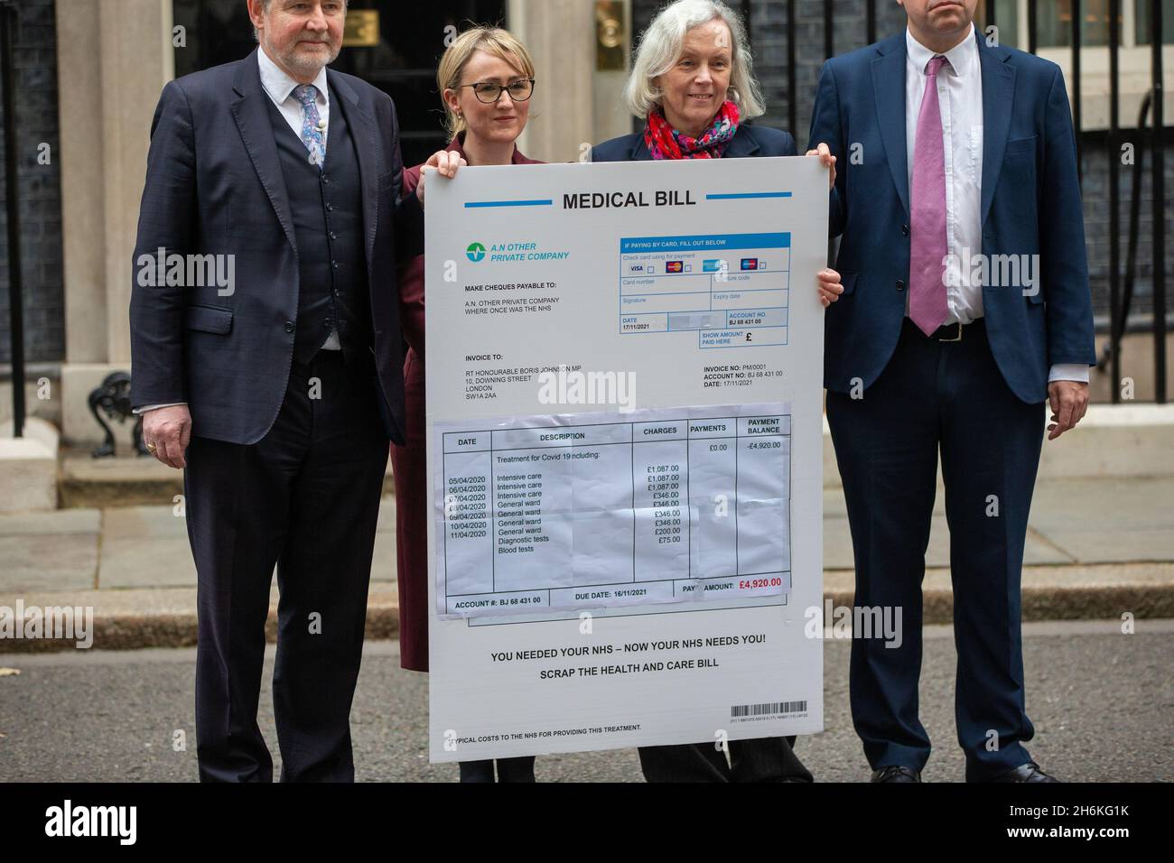 London, England, Großbritannien. November 2021. Die Labour-Abgeordneten BARRY GARDINER, REBECCA LONG BAILEY, MARGARET GREENWOOD und RICHARD BURGON überreichen ein ärztliches Gesetz, das die Krankenhausaufenthaltkosten von Premierminister Boris Johnson für seine covid-Behandlung enthält, um die Notwendigkeit hervorzuheben, die Gesundheits- und Pflegekosten BillÂ zu streichen, die ihnen den Weg für die Privatisierung des staatlichen Gesundheitswesens freimachen. (Bild: © Tayfun Salci/ZUMA Press Wire) Stockfoto