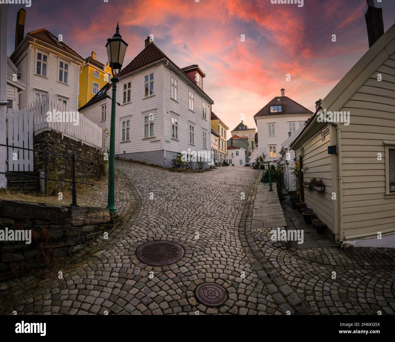 Altes Bergen bei Sonnenaufgang, Norwegen. Stockfoto