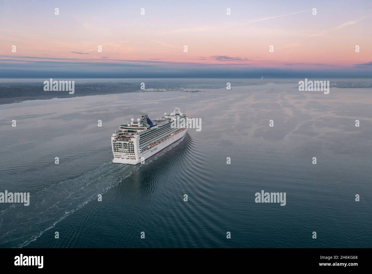 Luftaufnahme des MS Azura-Kreuzfahrtschiffs, das am frühen Morgen im Hafen von Southampton ankommt, Azura ist ein von P&O Cruises betriebenes Kreuzfahrtschiff Stockfoto