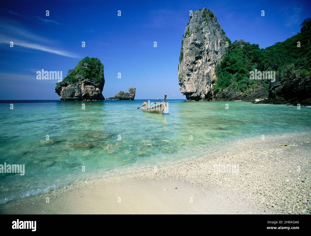 Traditionelles Long-Tail-Boot in der Nähe des Strandes Phi Phi Island Thailand Stockfoto