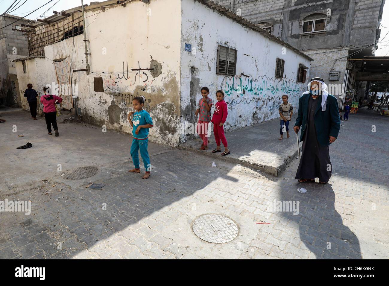 Palästinenser auf der Straße des Flüchtlingslagers Rafah im südlichen Gazastreifen, am 16. November 2021. Stockfoto