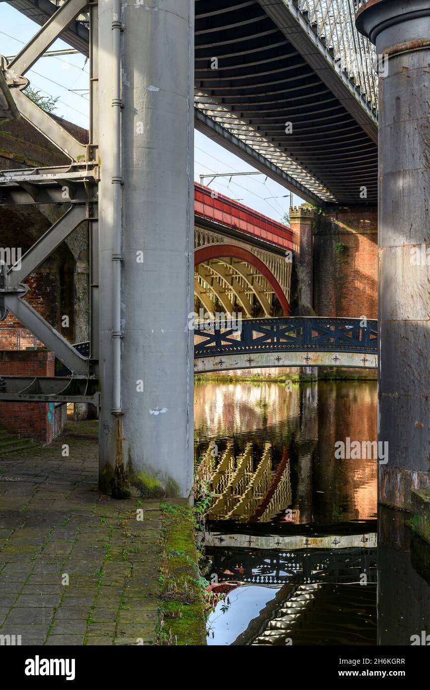 Das Castlefield-Gebiet von Manchester. Die Kanäle Bridgewater und Rochdale dominieren die Gegend mit wunderschönen alten Brücken, Schleusen und Viadukten. Stockfoto