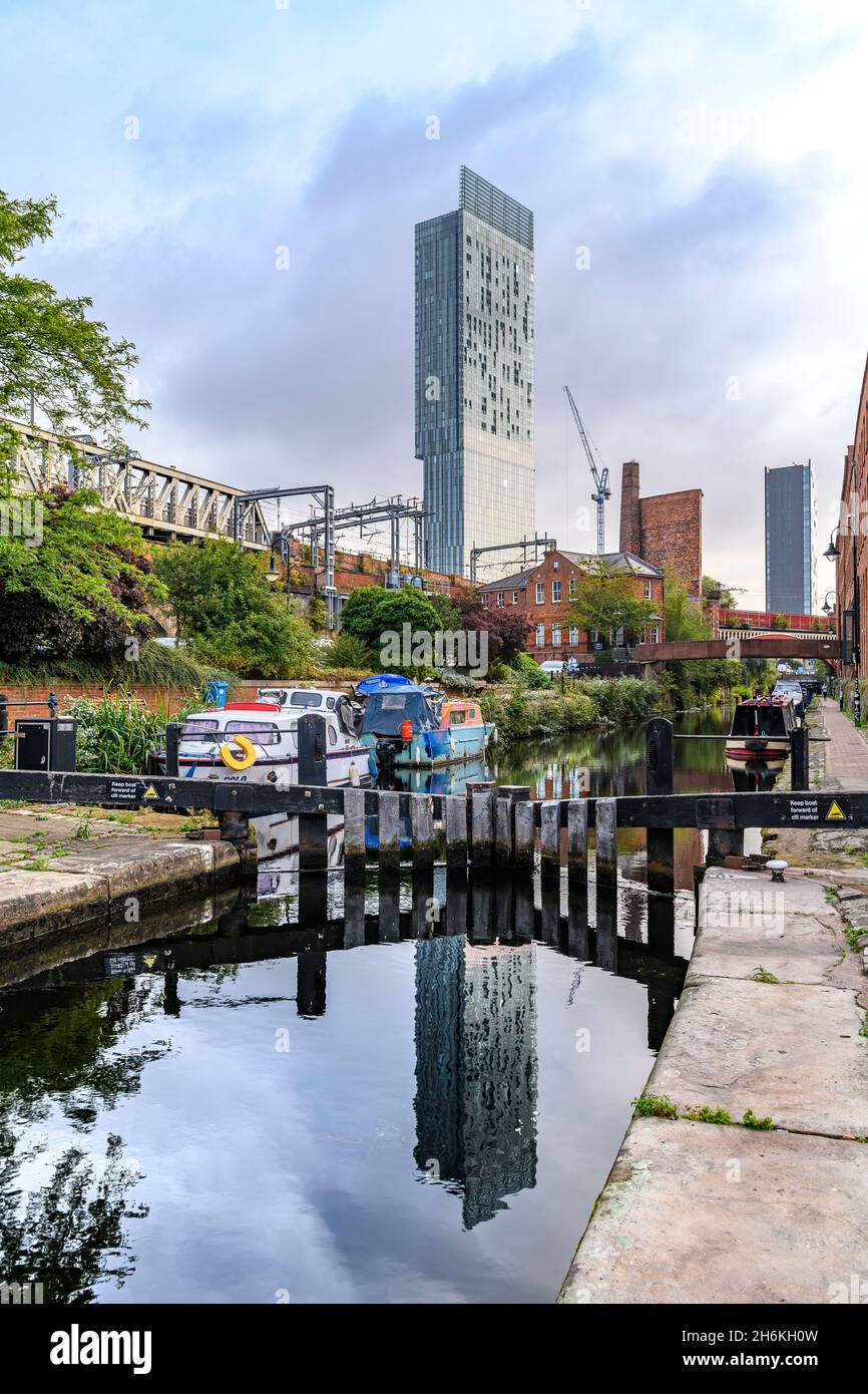 Das Castlefield-Gebiet von Manchester. Die Kanäle Bridgewater und Rochdale dominieren die Gegend mit wunderschönen alten Brücken, Schleusen und Viadukten. Stockfoto