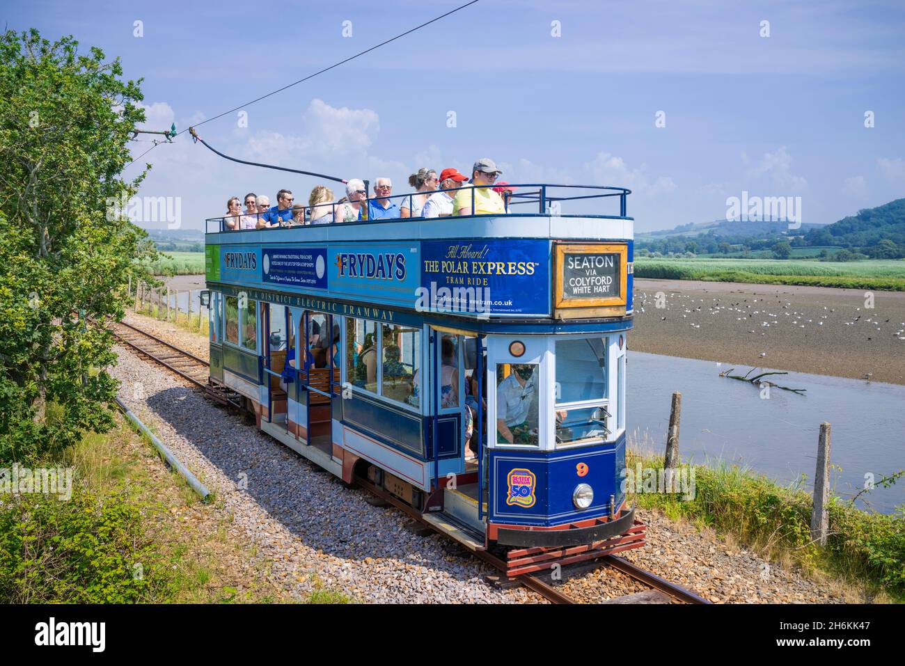 Historische Straßenbahn auf der Strecke neben den Seaton Feuchtgebieten auf der historischen Seaton Straßenbahn Seaton Devon England GB Europa Stockfoto