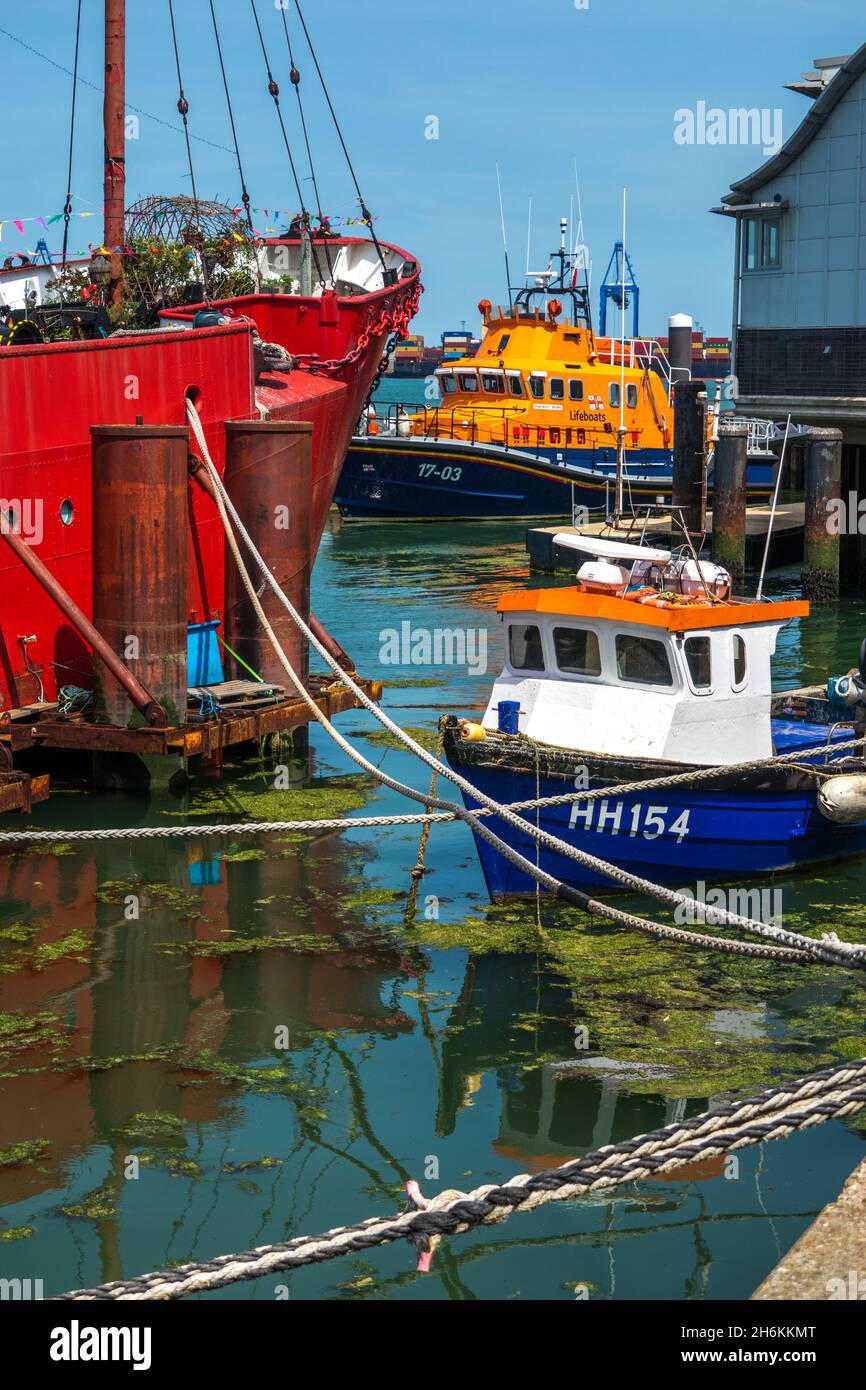 Bug des ehemaligen trinity-Hauslichtschiffes LV18, eines RNLI-Rettungsbootes und eines kleineren Bootes Harwich Essex England Stockfoto