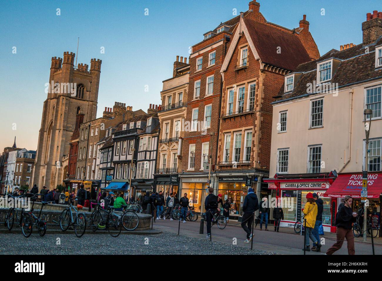 Hübsche alte hohe Gebäude und Geschäfte mit der Great St Marys Church auf der Kings Parade Cambridge England Stockfoto