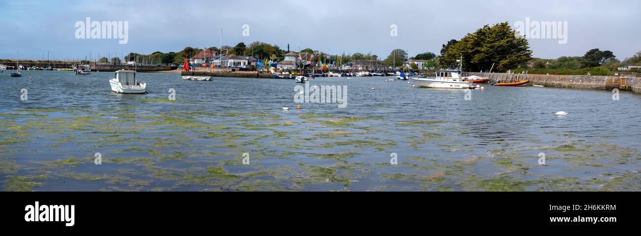 Panoramablick über den Hafen von Keyhaven mit festfahrten Booten in der Nähe von Lymington Hampshire England Stockfoto