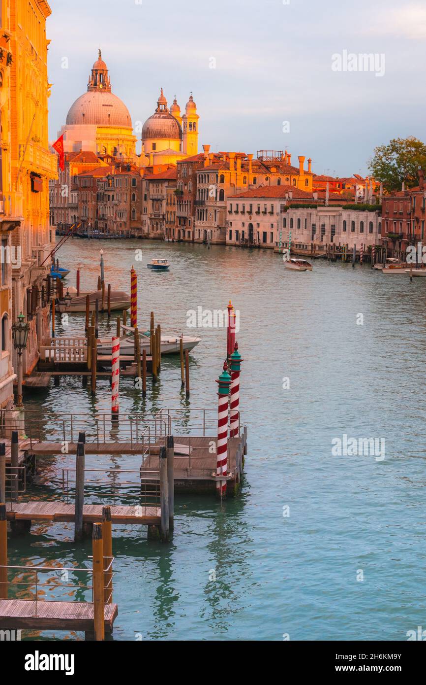 Schöne Aussicht auf den Canal Grande mit der Basilika Santa Maria della Salute in Venedig, Italien. Stockfoto
