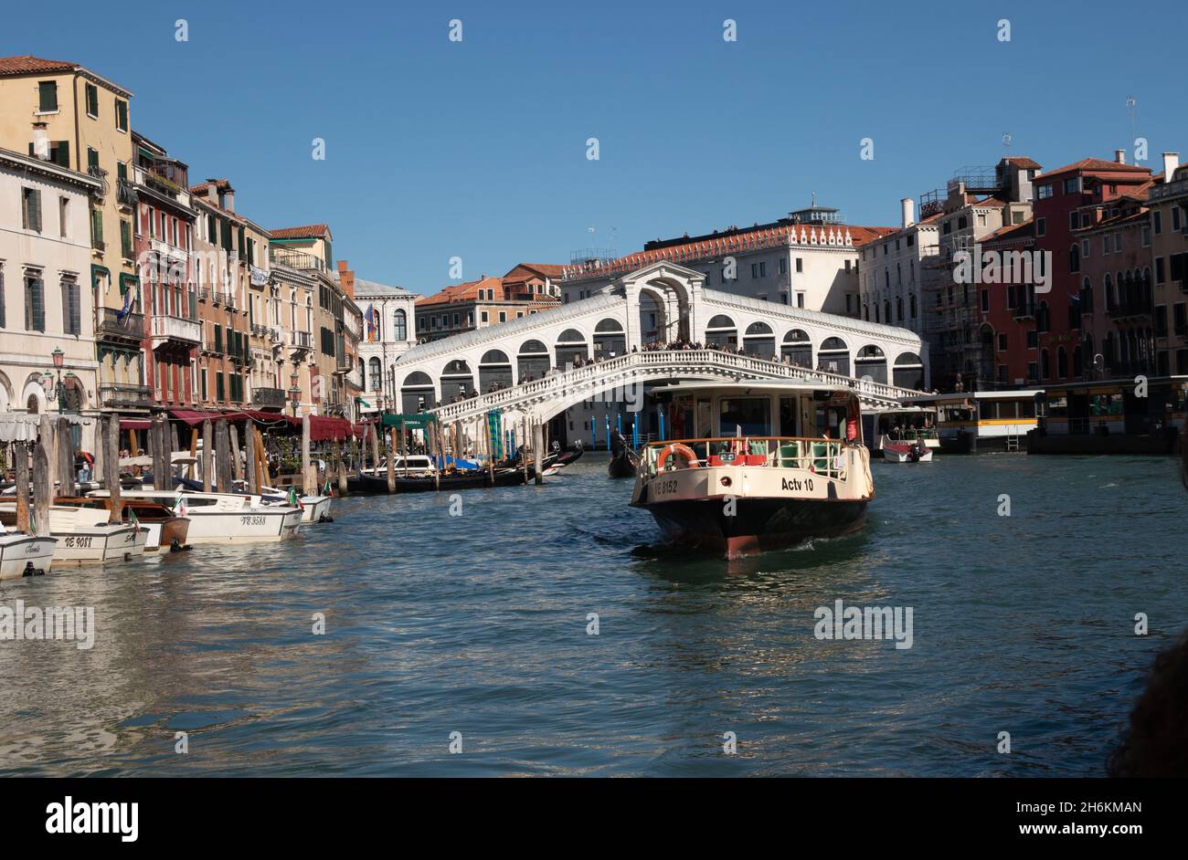 Vaporetto Fähre Boot öffentlichen Verkehrsmitteln in der Nähe der Rialtobrücke oder Ponte di Rialto, Canal Grande, Venedig, Italien Stockfoto