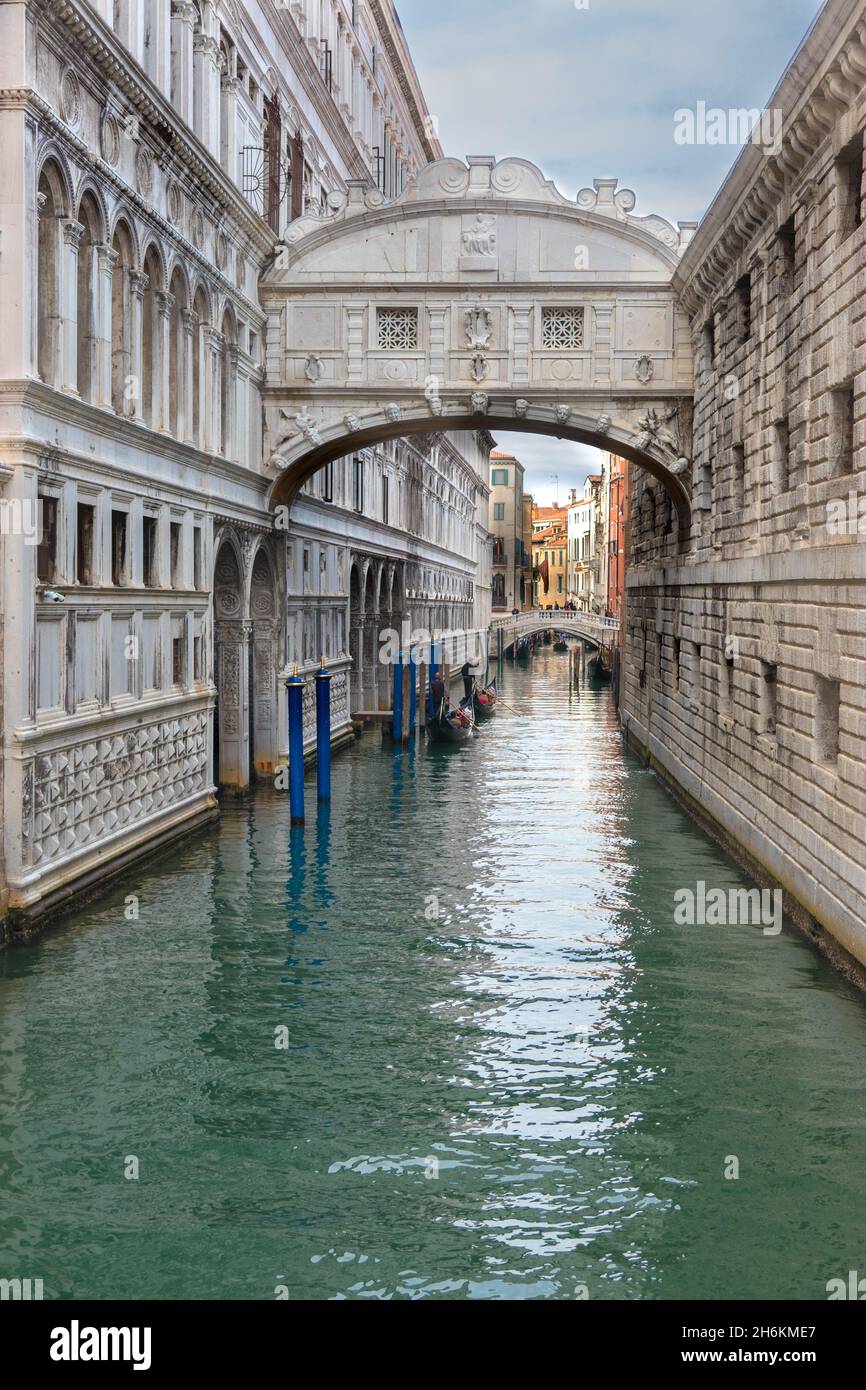 Ponte dei Sospiri die ikonische, mit weißem Stein umschlossene Brücke, bekannt als die Brücke der Zeichen Venedig Italien Stockfoto