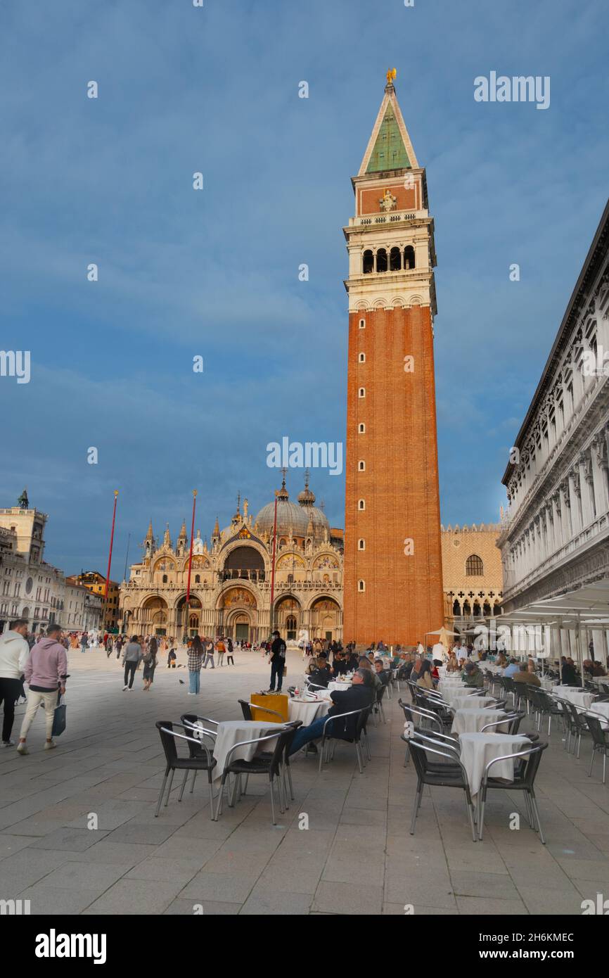 Tische für Gäste mit westlicher Seite des Campanile vom Markusplatz aus gesehen, Venedig, Venetien, Italien Stockfoto