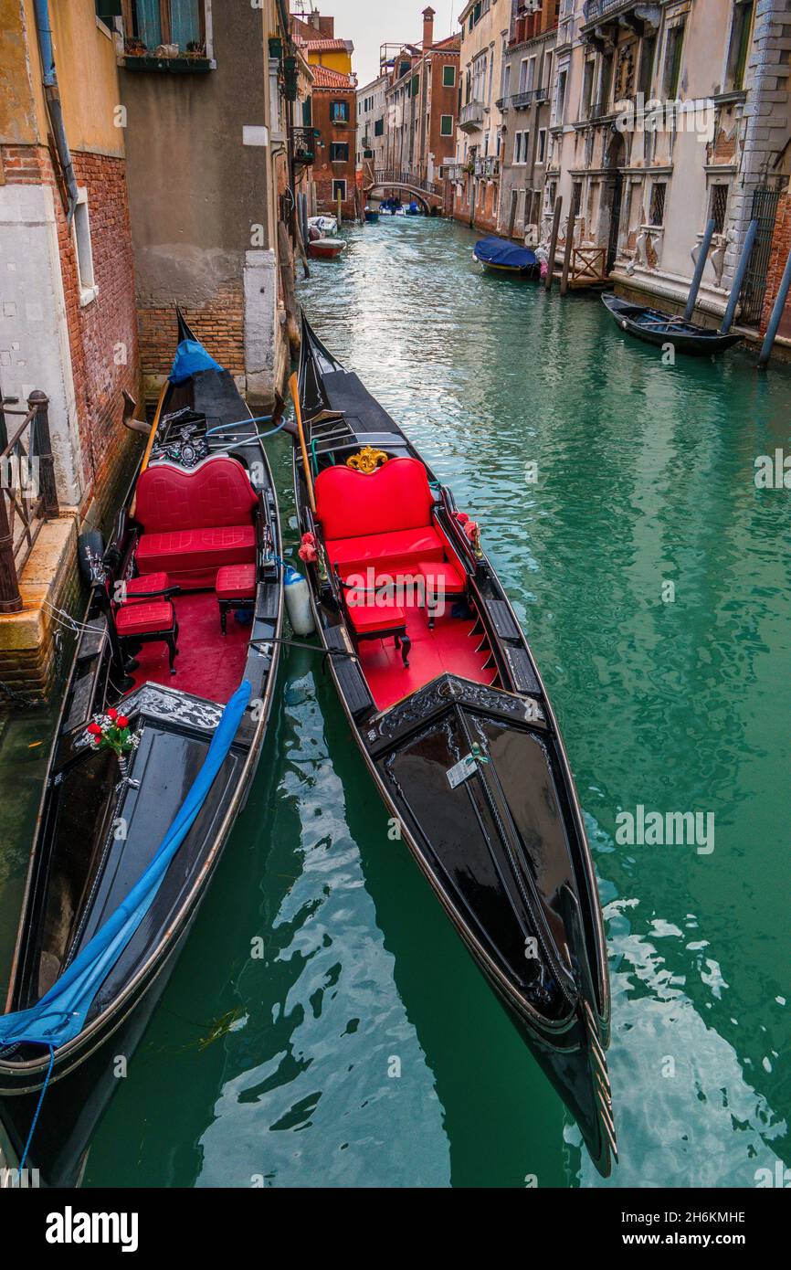 Zwei leere Gondeln am Kanal in Venedig, Italien Stockfoto