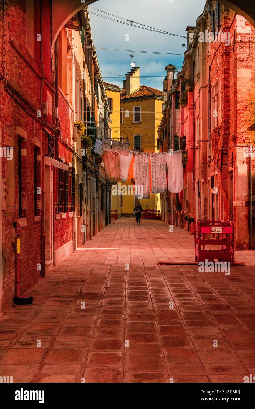 Waschen hängen aus, um von zu Hause in einer engen Gasse von Sotoportego delecolone Venedig Italien zu trocknen Stockfoto