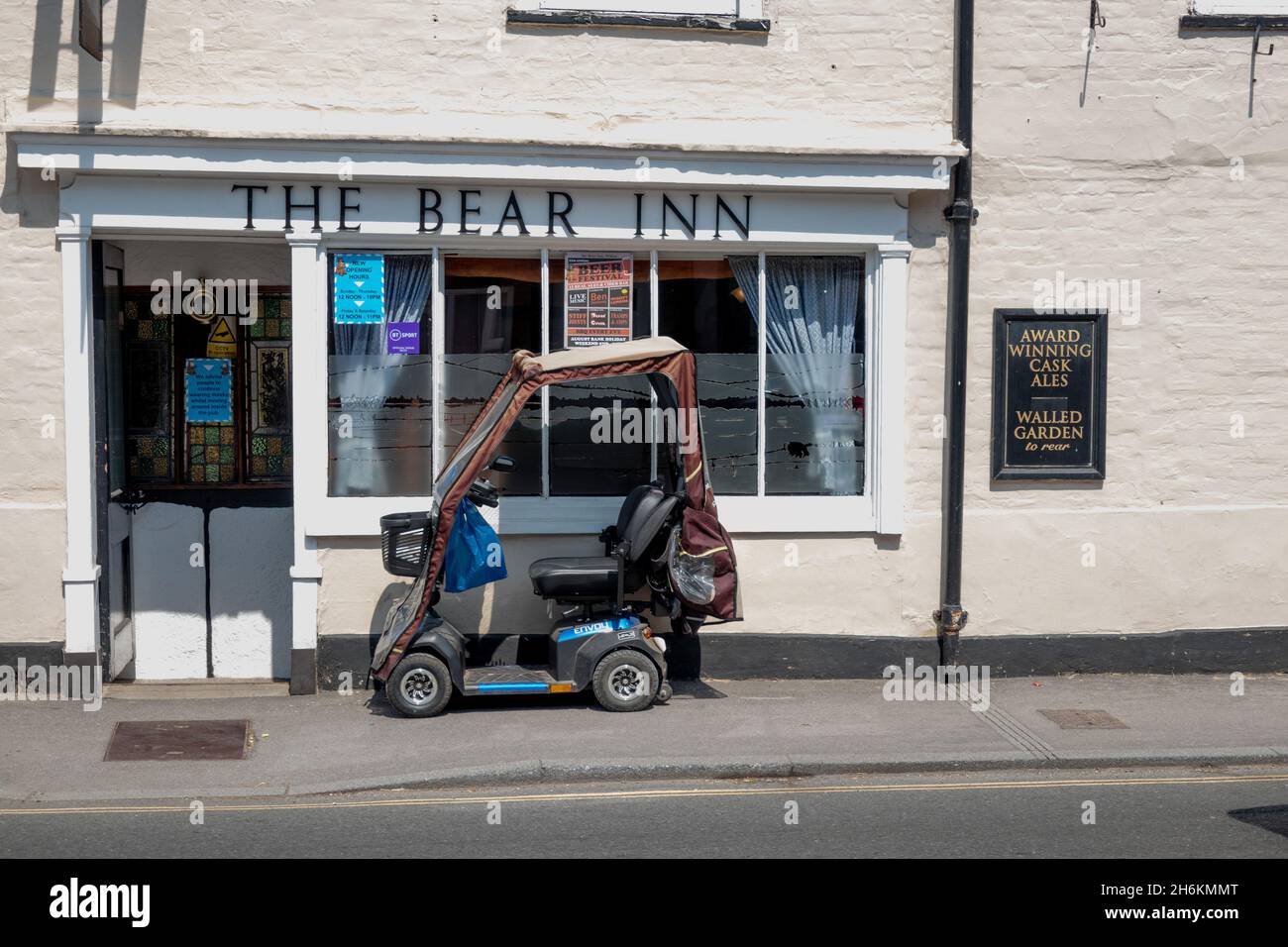 Das Bear Inn Wilton Wiltshire England mit einem Behindertenroller, der draußen geparkt ist Stockfoto