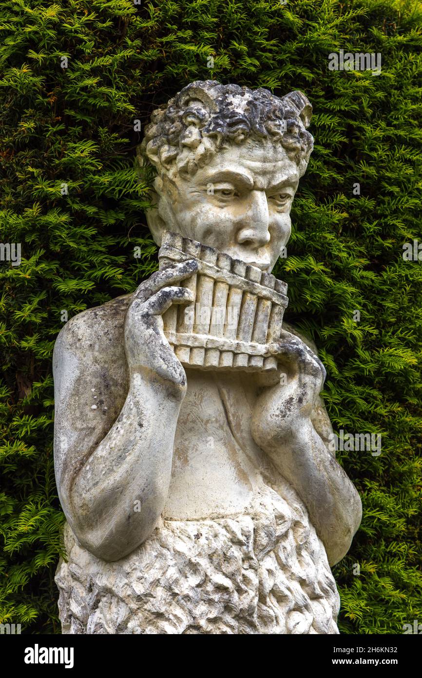 Statue satyr spielt flöte -Fotos und -Bildmaterial in hoher Auflösung –  Alamy