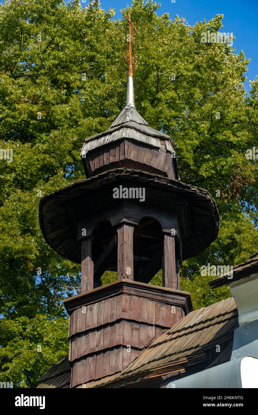 Ein Schindeldach einer Kapelle mit Turm und Kreuz Stockfoto