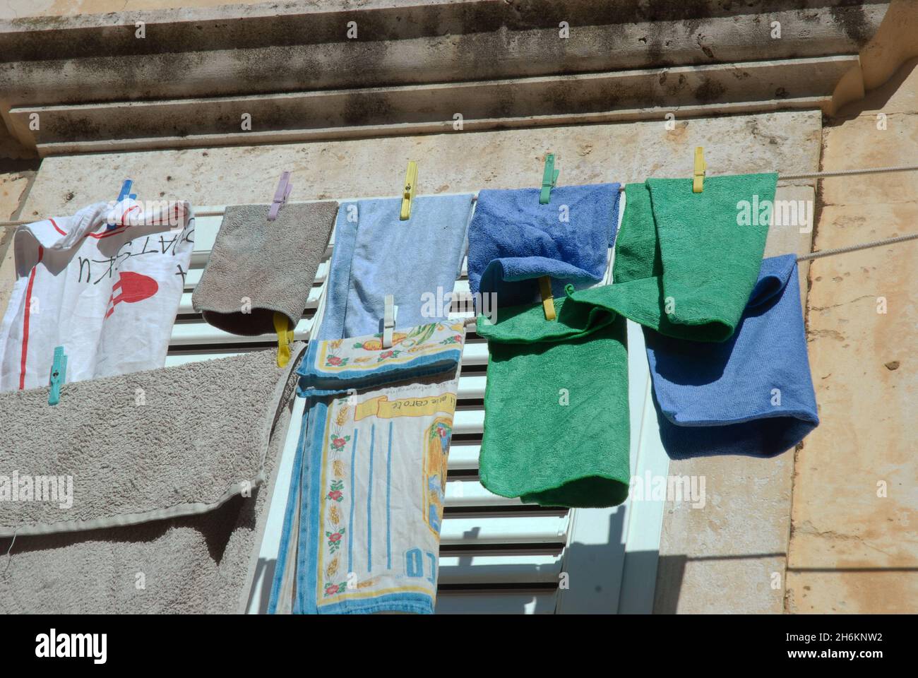 Waschen zum Trocknen in der Altstadt, Dubrovnik, Kroatien. Stockfoto