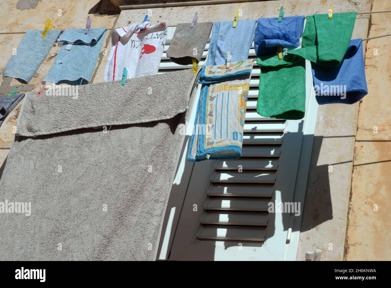 Waschen zum Trocknen in der Altstadt, Dubrovnik, Kroatien. Stockfoto