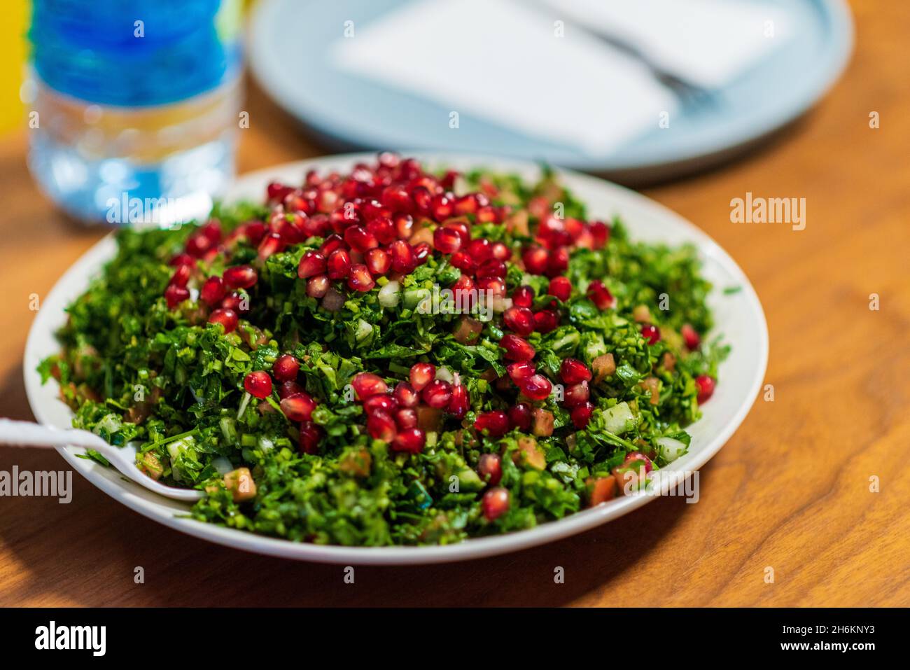 Tabbouleh ist ein levantinischer Salat, der hauptsächlich aus fein ...