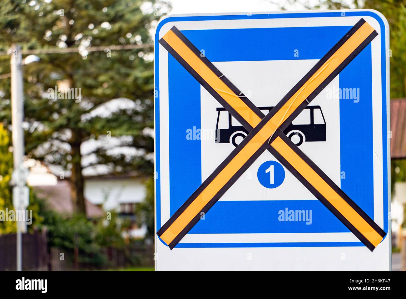 Busbahnhofschild mit vorübergehender Einschränkung. Timetable-Änderungen Stockfoto