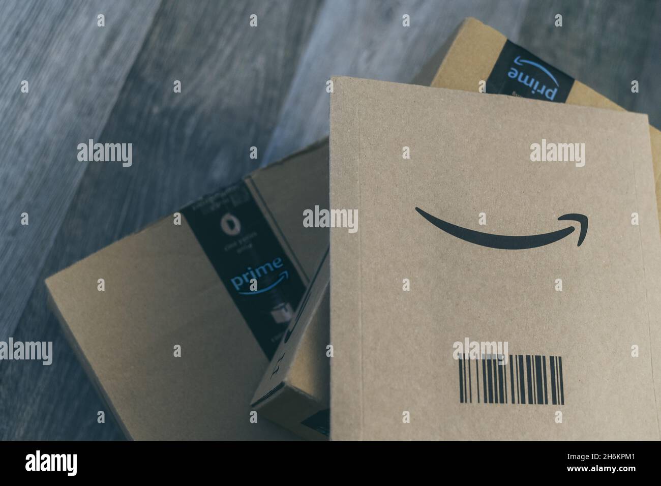 Boxen mit Amazon-Logo auf dem Boden. Bestellung bei Lieferung.  Weihnachtsgeschenke im Karton bereit zum Öffnen. Amazon Prime Priority  Delivery E-Commerce Stockfotografie - Alamy