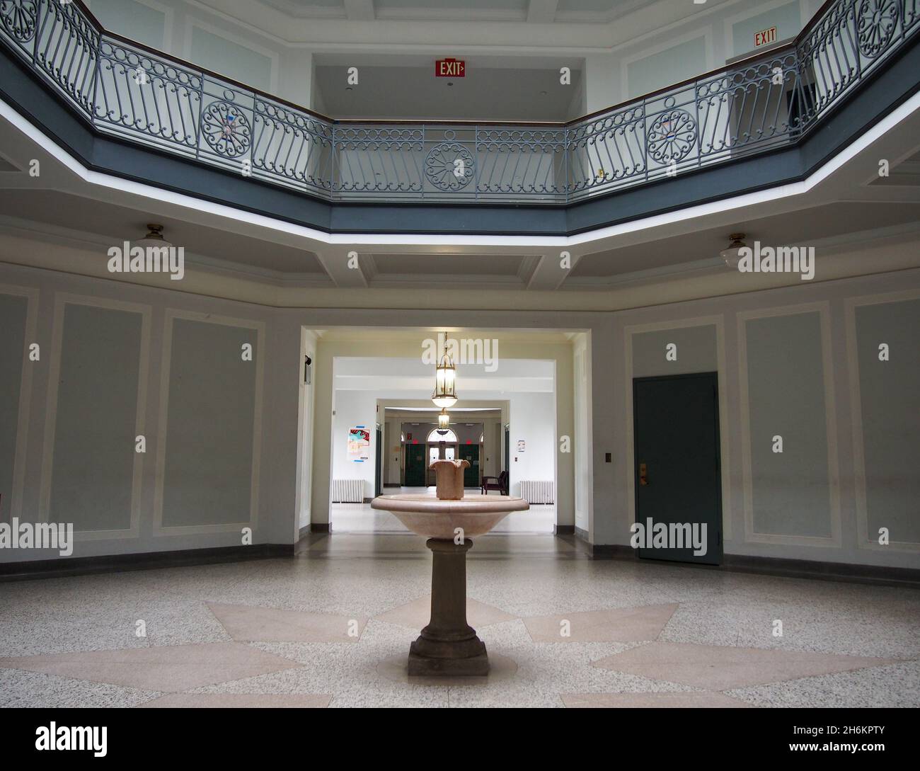 Lobby im Haupteingang der Lincoln Baths im Saratoga Spa State Park, Saratoga Springs, New York, USA, 2021 © Katharine Andriotis Stockfoto