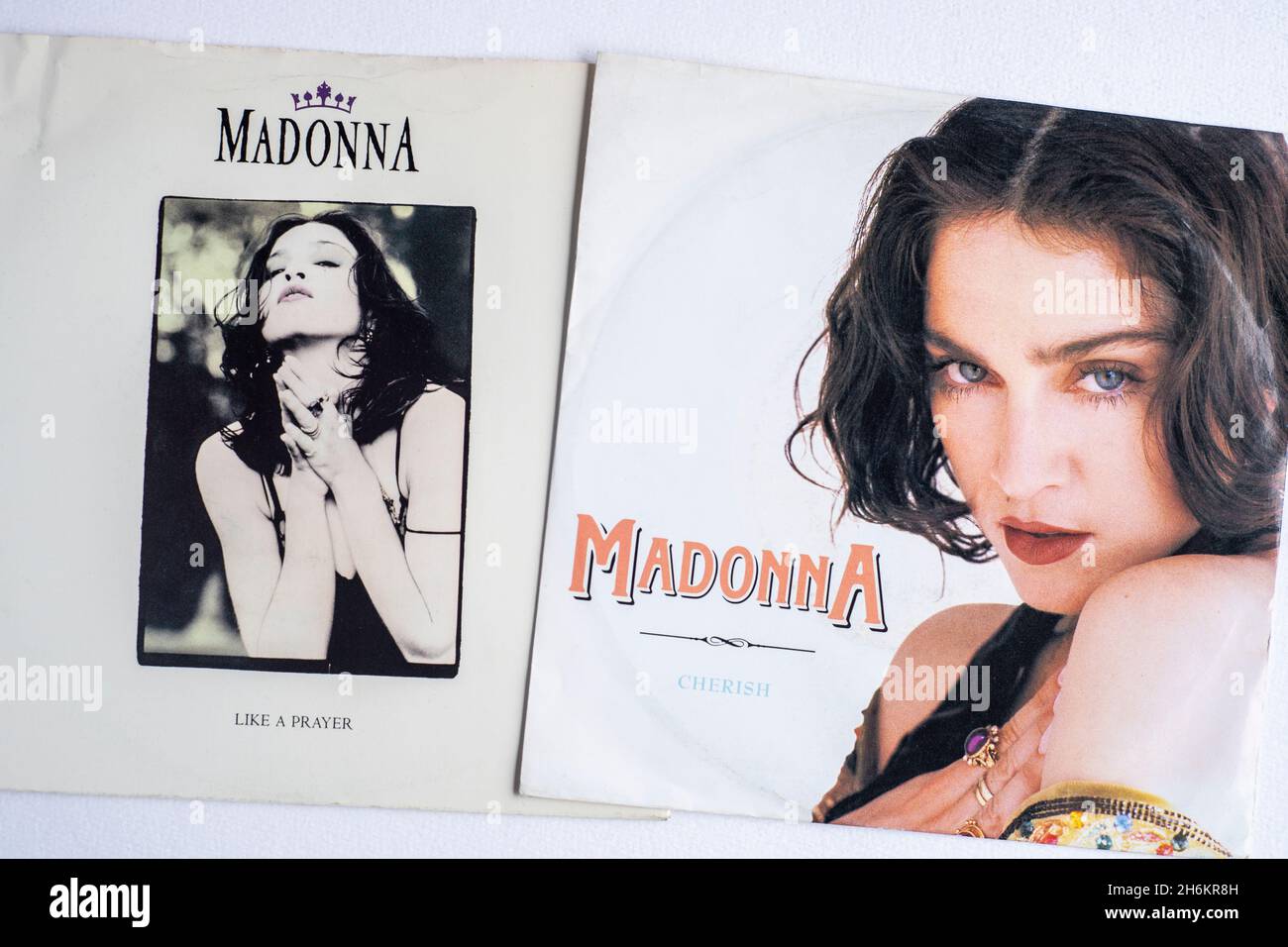 Bilderhüllen aus sieben Zoll Vinyl-Einzelversionen von Like a Prayer and Cherish von Madonna Stockfoto