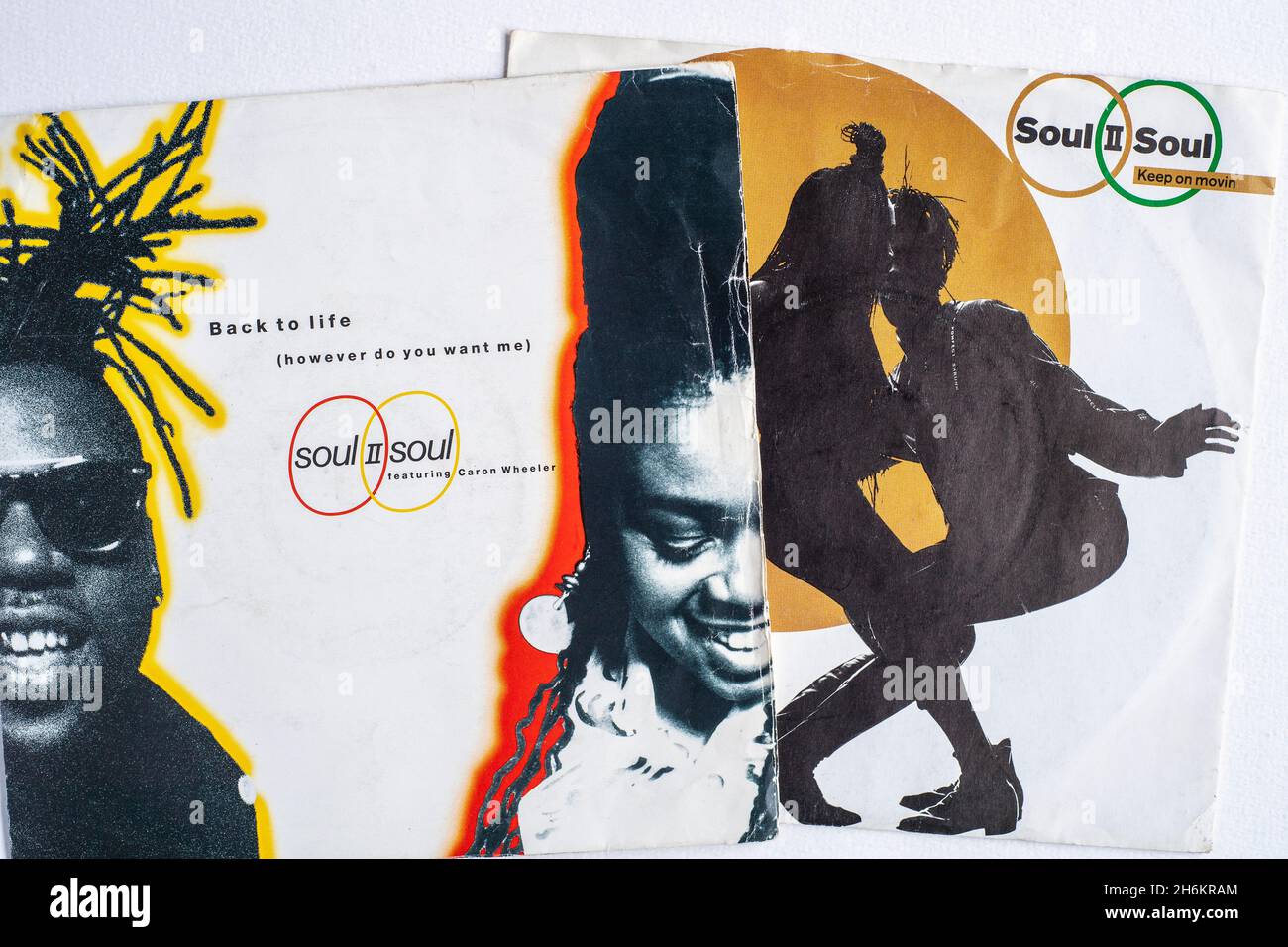 Bilderhüllen aus sieben Zoll Vinyl-Single-Versionen von Back To Life und Keep On Movin von Soul II Soul Stockfoto