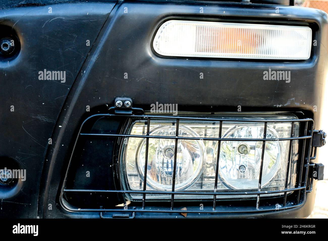 Scheinwerfer von übergroßen Lastwagen und schwarzer Karosserie  Stockfotografie - Alamy